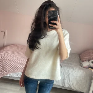 Vit stickad tröja från Gina Tricot - Supermjuk och fluffig vit stickad tröja från Gina Tricot i ullblandning. Använd endast en gång så i toppskick. Pris kan diskuteras 💕