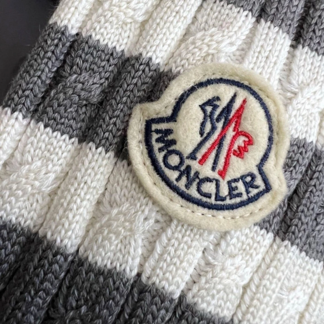 Grå pufferjacka från Moncler - 3