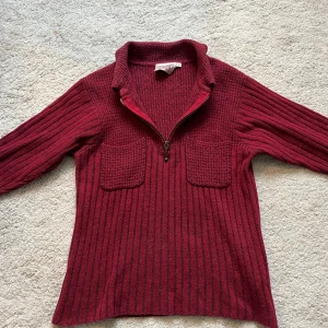 Röd stickad tröja - Mysig stickad tröja, perfekt till hösten och vintern Sann i storleken