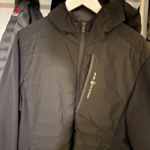 Sail Racing Hybrid jacka  - Säljer nu min sail racing jacka då den är för stor för mig. Den är i okej skick, perfekt för höstväder och varmare vinterdagar. Nypris  2500kr!