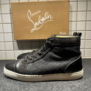 Svarta sneakers från Christian Louboutin - Säljer mina snygga svarta high-top sneakers från Christian Louboutin. skorna är ganska bra skick och kan även lämna in hos skomakare kostnadsfritt innan frakt.  Det finns en liten skada som jag har lagat som du kan be om bild på .Jag tar gärna emot byten om du bor i Stockholm och skorna är såklart äkta har du några ytterligare frågor är det bara att höra av dig med vänliga hälsningar Oscar