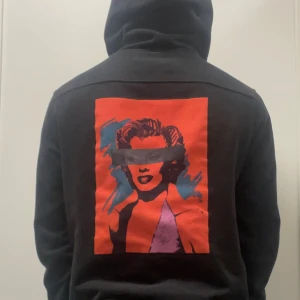 LIMITATO ZIP HOODIE - Svart zip hoodie från Limitato säljes nu då den inte kommer till användning längre. Tröjan har tecken av användning och ett hål som syns på bild 3. Hör av er i DM för ytterligare frågor