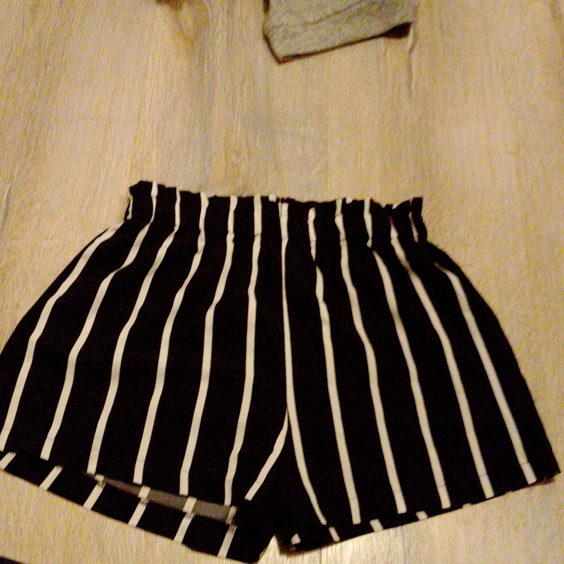 Svarta randiga shorts med hög midja