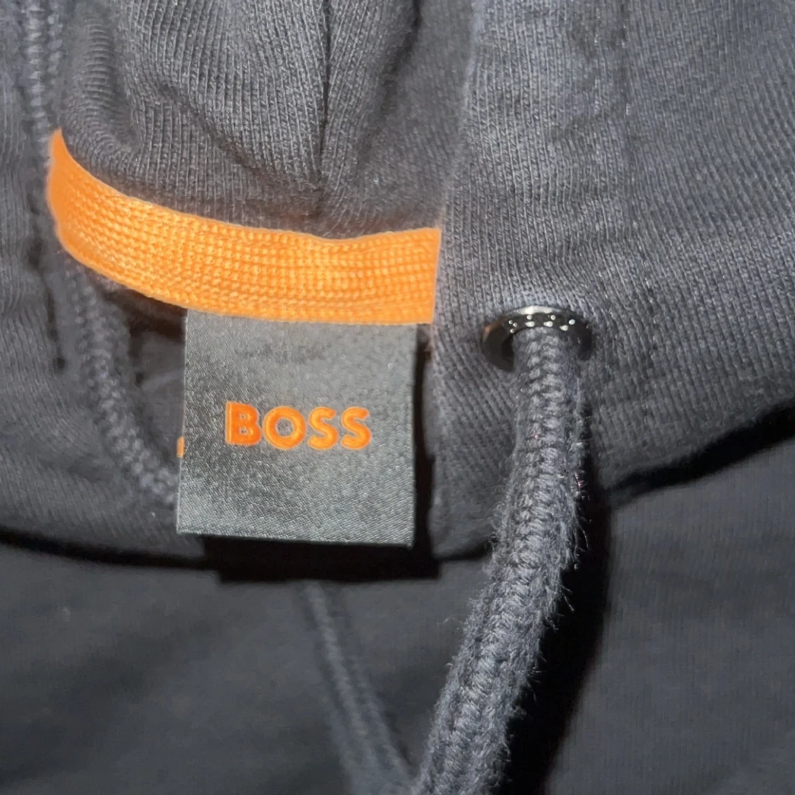 Svart hoodie från BOSS med tryck - 1