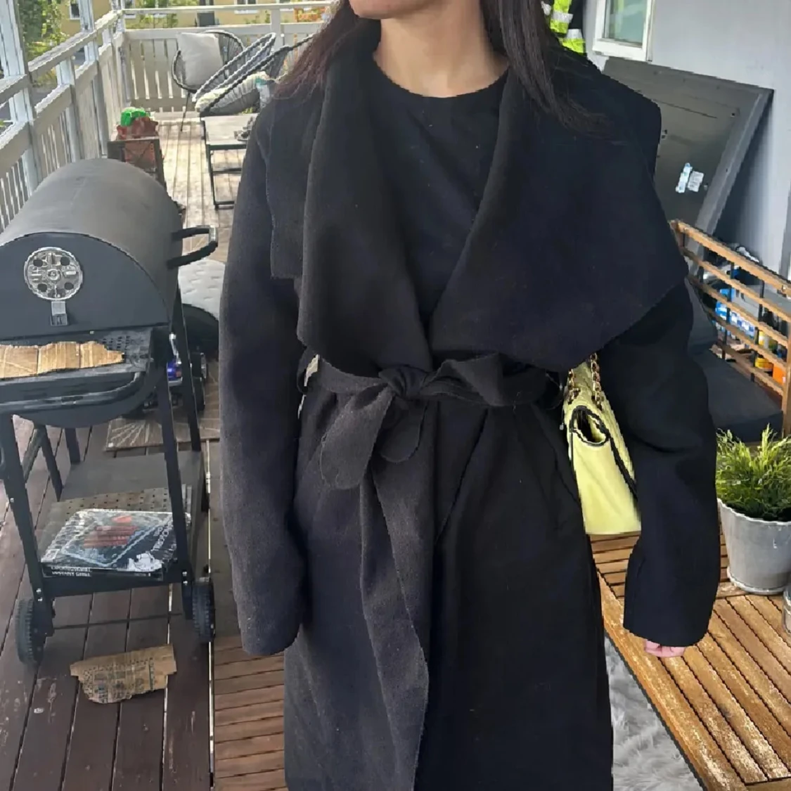 Svart trenchcoat med bälte - 2