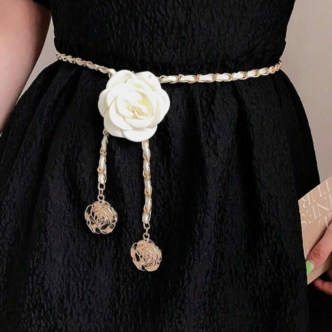 Guldigt kedjebälte med vit ros