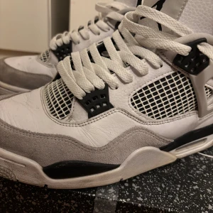 Jordan 4 military black - 9/10 condition m box, köpt på soleplus för 4900kr