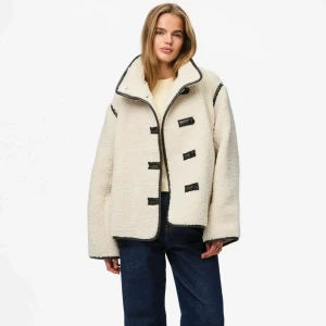 Teddy jacka  - Säljer en super snygg jacka från Pieces, aldrig använd, prislapp kvar. Säljer pga för stor. Nypris 999kr. Helt slutsåld på alla hemsidor.