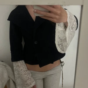 3/4 Ärmad Kappa - Trekvartsärmad svart kappa från Gina Tricot i storlek 134/140 men passar mig som är 175