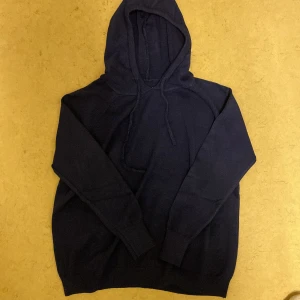 Mörkblå Kashmir hoodie - Storlek xs säljer på grund av att den är för liten för mig