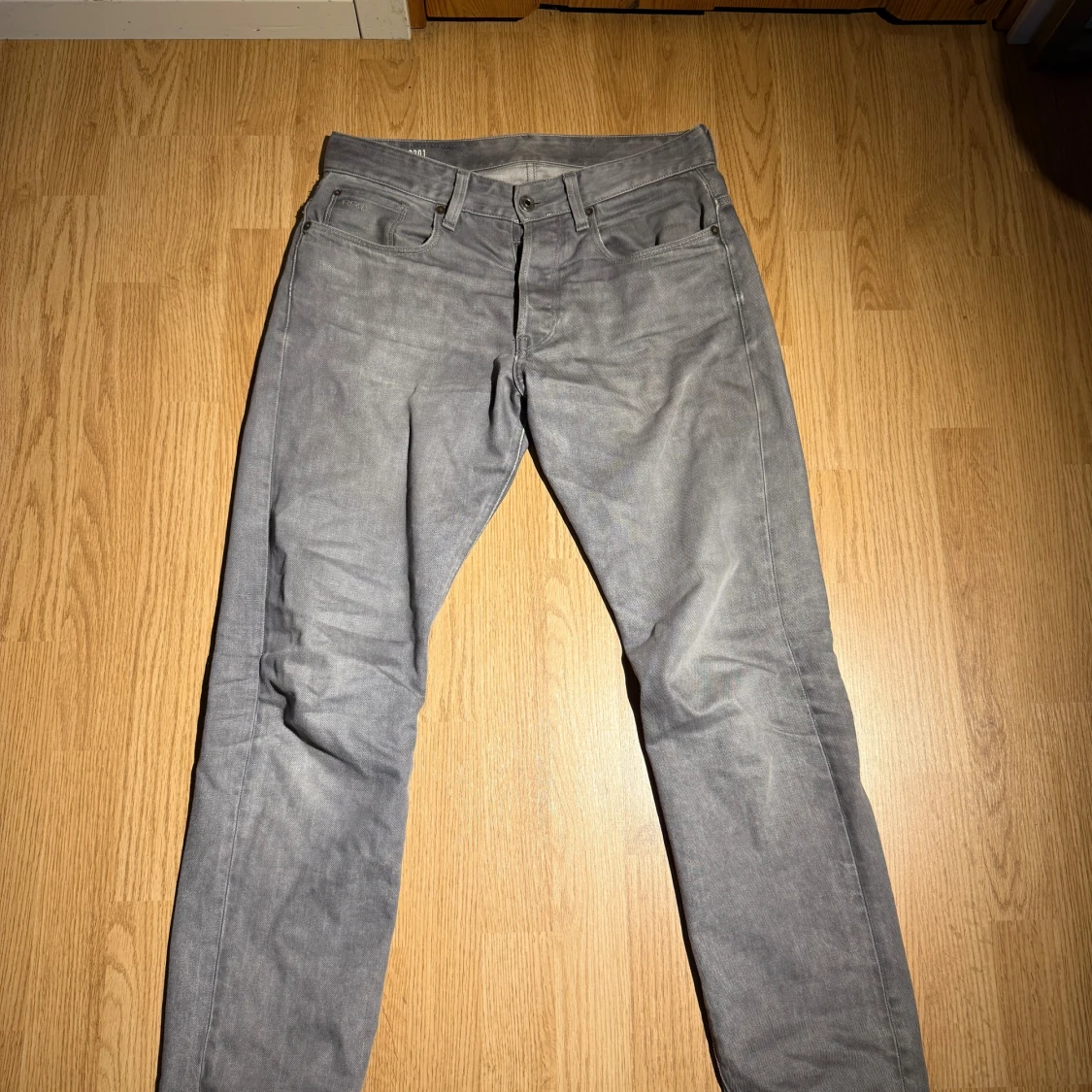 Grå jeansbyxor i rak modell