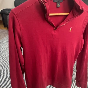 Vinröd half zip tröja från Polo Ralph Lauren - Vinröd långärmad tröja från Polo Ralph Lauren. Passar som (xs-s)