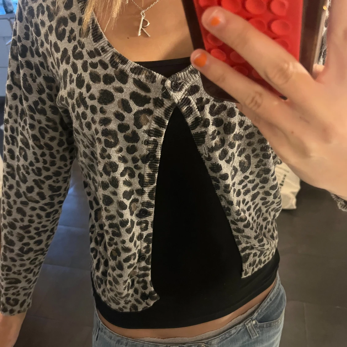 Leopardmönstrad kofta i grått och svart - 1