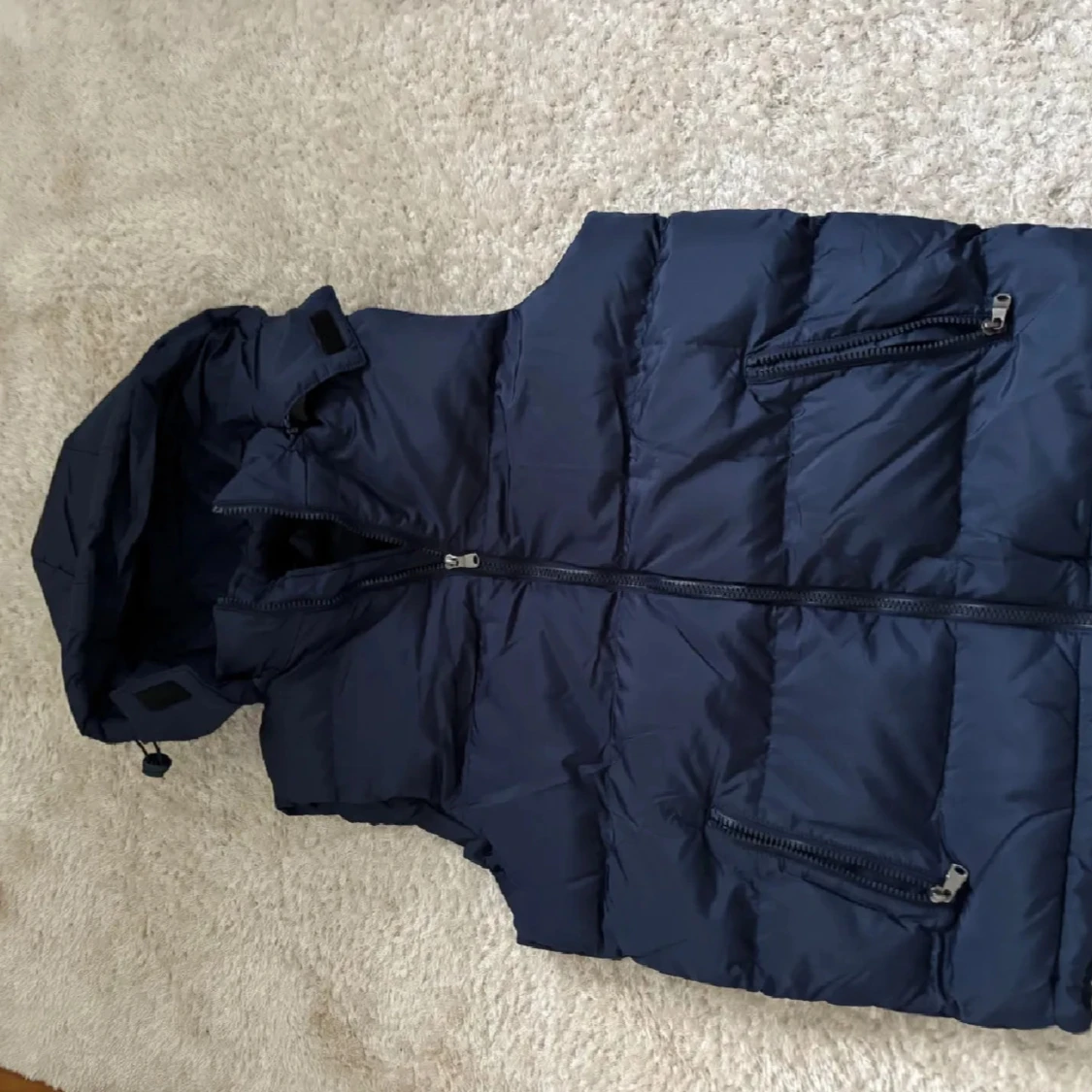 Mörkblå dunväst med huva - 2