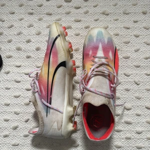  Puma fotbollsskor strl 42.5 - Säljer ett par Puma fotbollsskor i storlek 42.5.Ny pris ca 2000kr. Använda 3 gånger