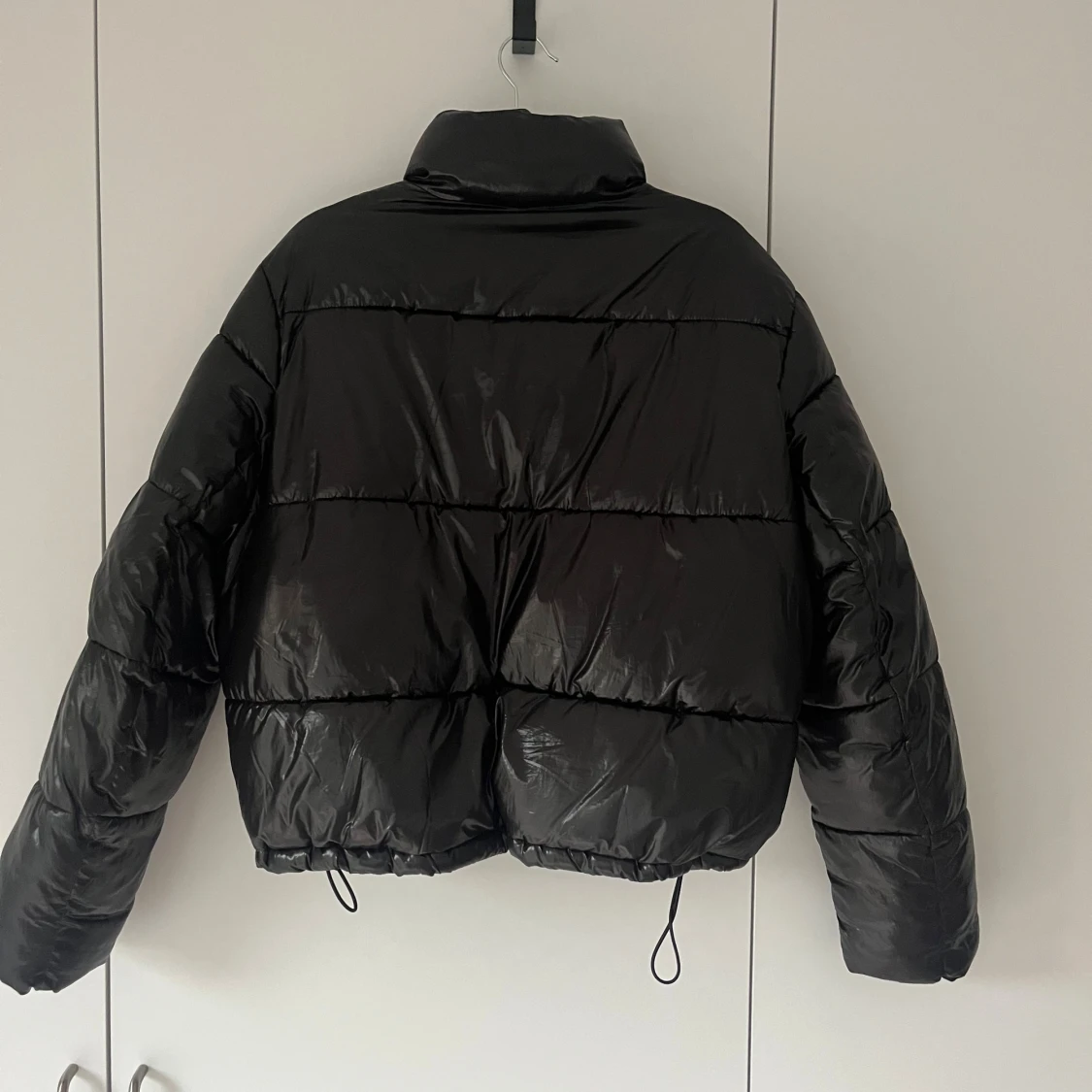 Svart pufferjacka med hög krage - 1