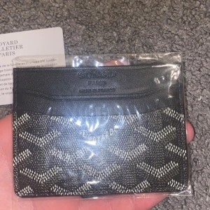 Plånbok - Säljer denna plånbok som är helt ny med plast kvar skickar gärna fler bilder på den och jag svarar på frågor.Fraktar samma dag som köpet och ger även en gåva vid köpet.sänker inte priset