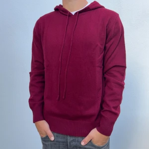 Kashmir hoodie - Vinröd Kashmir hoodie | Storlek M | Modellen är 177cm lång, passar lite längre | Endast använd 1 gång, skick 10/10 utan defekter | Hör av dig vid frågor🌟