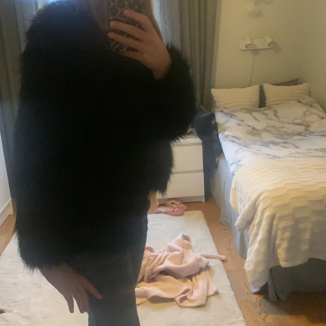 Svart pälsjacka med fluffig look - 3