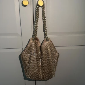 Guld glittrig väska från Zara - Supersnygg glittrig väska från Zara, använd endast fåtal gånger! Jättebra skick🫶🏼