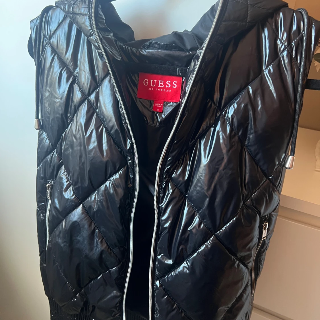 Svart quiltad dunväst från Guess - 1