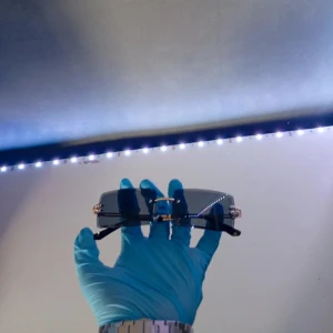 Solglasögon  - Rektangulära solglasögon 🕶️ med svarta tonade linser och tunna guldfärgade skalmar. Tidlös design, stilren passform och exklusiv känsla perfekta året runt.