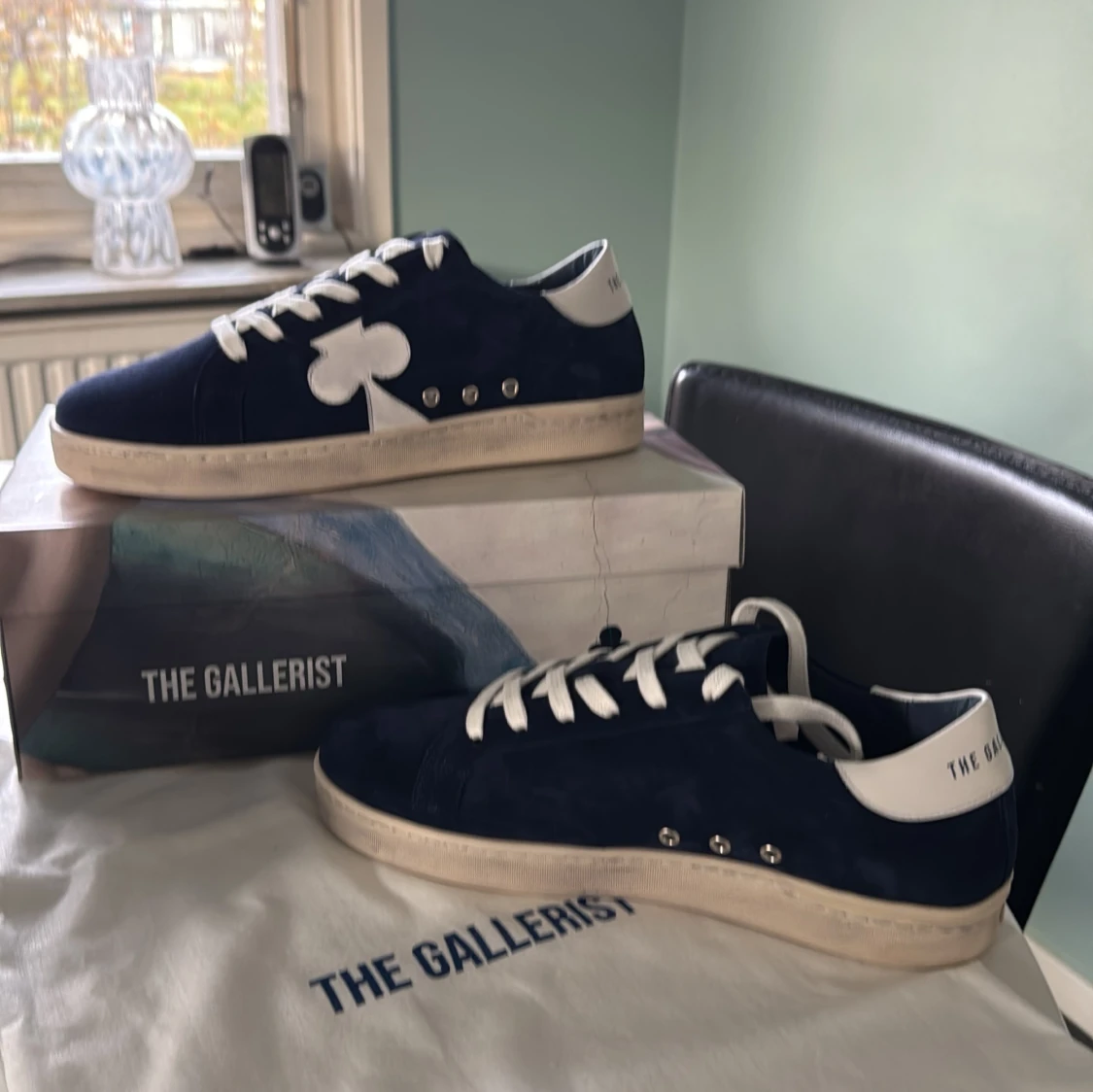 Mörkblå sneakers från The Gallerist - 2