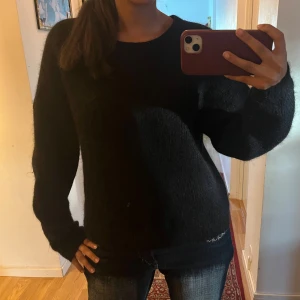 Svart stickad tröja  - säljer min jätte mysiga stickade tröja från cubus då den ej kommer till användning längre💕passar s/xs. pris kan diskuteras!!!💞💓