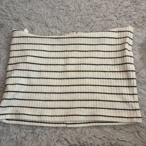 🤍 - avklippt tröja som ja användt som crop top, den kan användas som symatrial eller något annat🤍