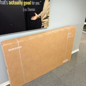 Samsung Q7F 65" 4K QLED Smart TV (2025) - Nu hjälper jag min kille att få sålt denna Samsung TVn som han vann i en tävling på sitt jobb!! TVn är helt ny, oöppnad i orginalkartong och kom ut detta året. Han säljer eftersom han redan har en Tv hemma. Nypris: 18990kr. Vi lägger ut den för 14000kr men priset kan diskuteras. Obs: Endast upphämtning (Västra Hamnen, Malmö)!!!       Om ni är intresserade eller har frågor, ring eller smsa till: +46 72-396 64 15