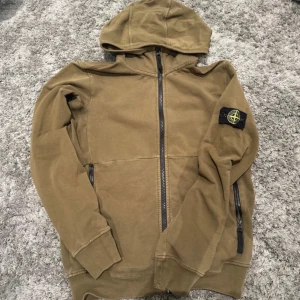 Stone Island tröja  - Brun grön stone Island tröja säljer därför inte används längre den har ett hål i ärmslutet går att laga. Märket är i mycket bra skick ny pris 2399kr