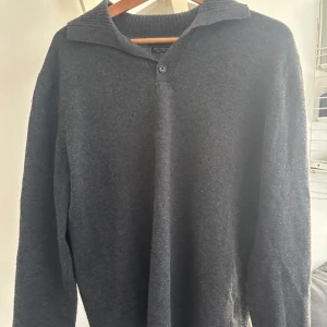 Grå stickad tröja Massimo Dutti - Säljer en grå stickad tröja från Massimo Dutti i mjuk ull. 