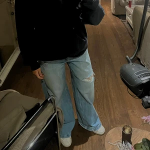 Ljusa blå wide jeans med slitning - Säljer ett par ljusblå jeans med breda ben och cool slitning vid knät. Modellen är loose fit och har en avslappnad vibe. Använda 2 gånger, passar mig som vanligtvis har 36. Skriv vid frågor och funderingar! 🫶🏼
