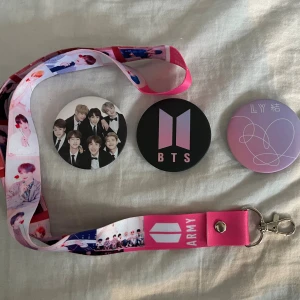 BTS nyckelband med fototryck - Säljer ett färgglatt BTS-nyckelband med tryck av medlemmarna och logga, perfekt för att visa ditt Army-stöd. Nyckelbandet har en metallklämma och är dekorerat i rosa, lila och svart med motiv från Love Yourself-eran. Det tillkommer även tre pins! Se mer i min profil för andra BTS inlägg!