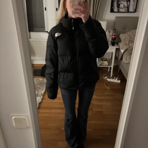 The North Face jacka  - Supersnygg varm pufferjacka, perfekt till vintern, från The north Face. Inga tydliga tecken på användning alls. Skriv vid frågor 🥰