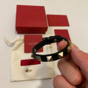 Svart valentino amrband - Svart valentino armband //  Mycket bra skick //  Box, kuvert, 1 extra kit ingår //  Skriv vid minsta fråga eller fundering💯🤝