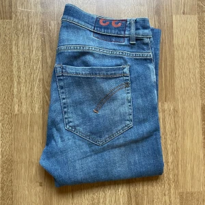 Dondup George Jeans - Säljer dessa snygg Dondup jeansen!                    Skick 7/10 | Storlek 33 | Modell~George