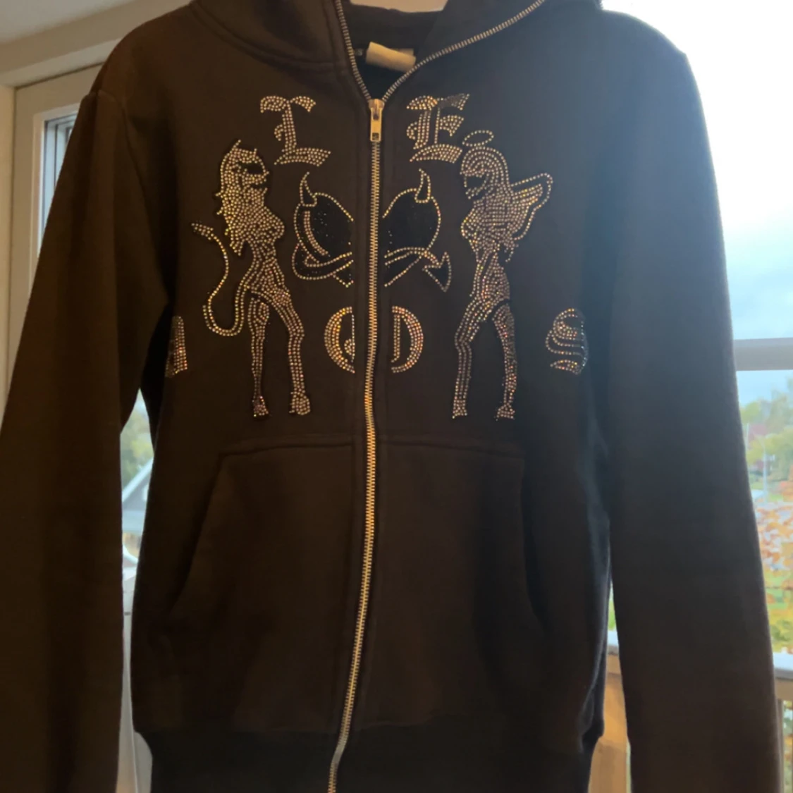 Svart hoodie med strass från Le Dos