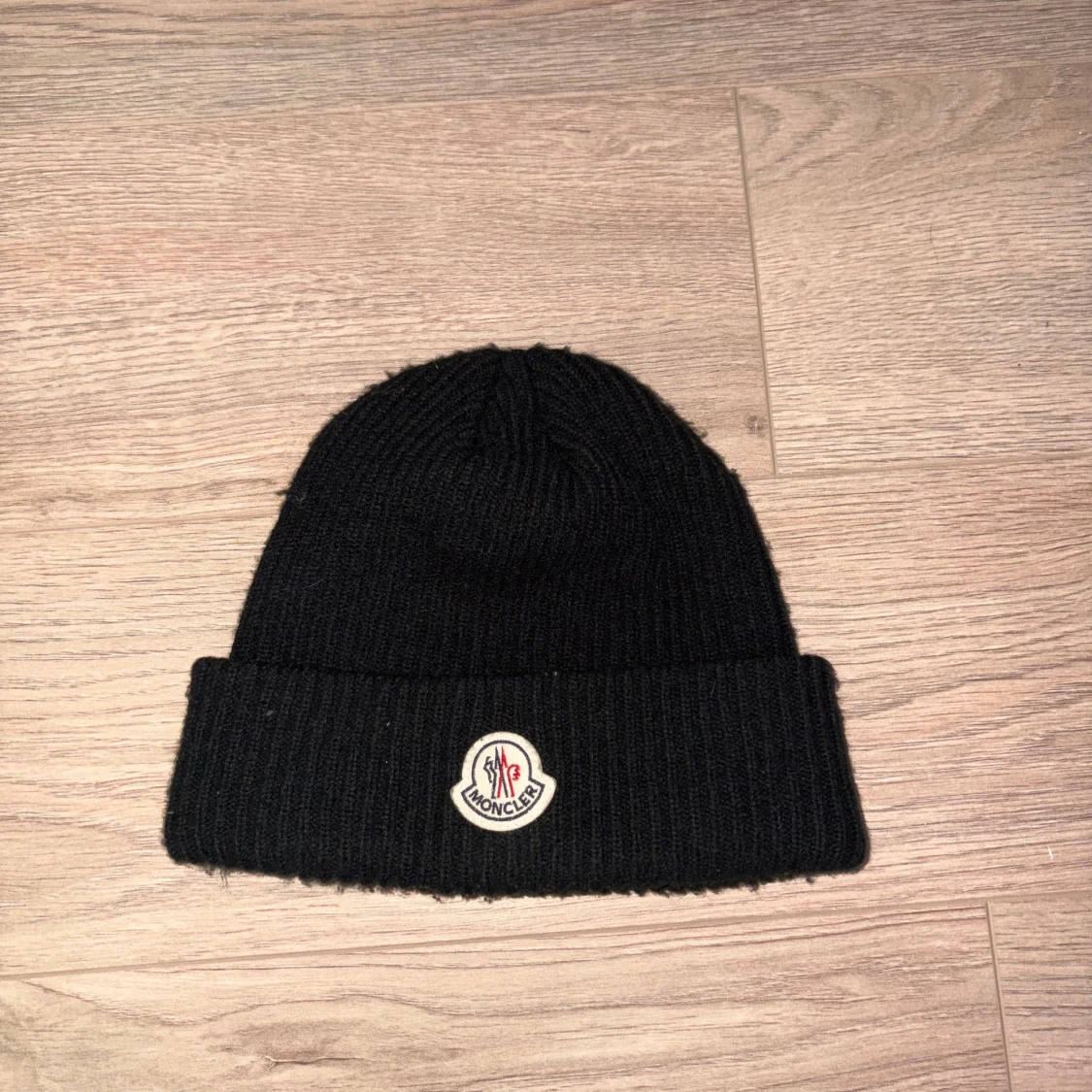 Svart ribbstickad mössa från Moncler