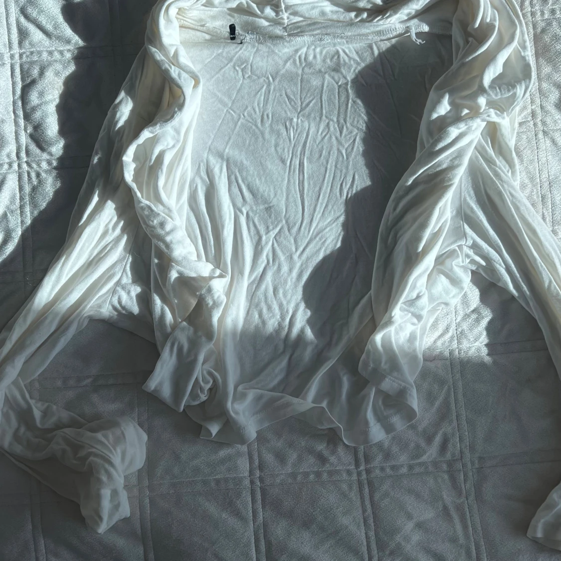 Vit tunn kofta i mjukt material