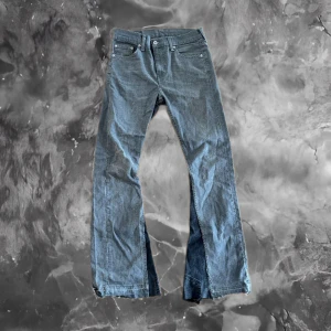 Custom Levis jeans - Säljer mina Levis jeans i storlek 29/32 men passar 29/34. Fint skick. Bara att höra av sig vid frågor eller funderingar. 