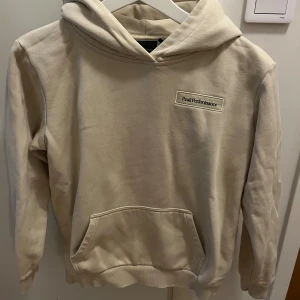 Beige hoodie från Peak Performance, 160 - Snygg beige hoodie från Peak Performance med broderad logga på bröstet. Tröjan har huva, magficka och långa ärmar. 