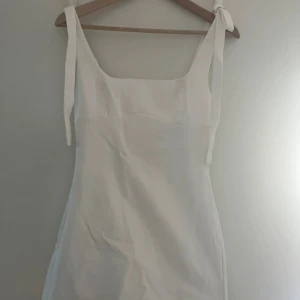 Vit Zara klänning - Fin vit klänning från Zara, i fint skick! Passar xs-m