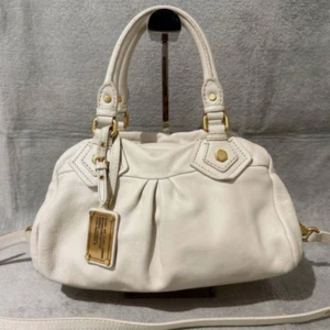 Marc Jacobs väska - Cremevit Marc Jacobs väska i nyskick 🤗 Hrö av er för fler bilder eller frågor🙌