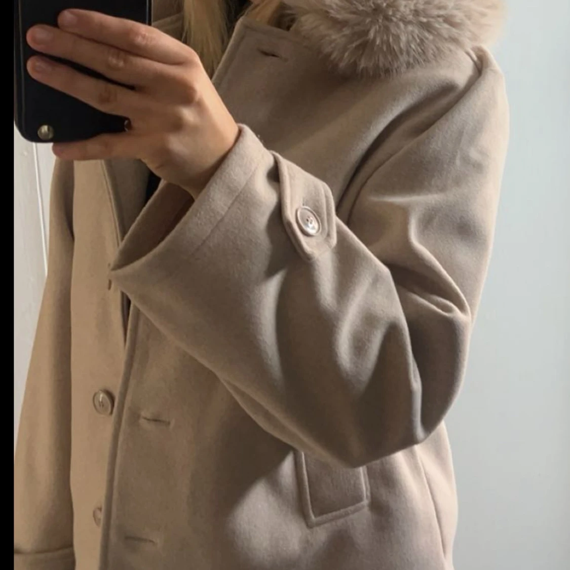 Slutsåld!!!Använd få gånger! Beige kappa med fuskpäls-krage - 2