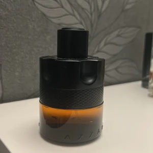 Stilren parfym från Azzaro - Modern parfym från Azzaro i en cool, robust flaska. Perfekt för dig som vill sticka ut med en stilren accessoar på hyllan. Volym och ingredienser syns ej på bilden.