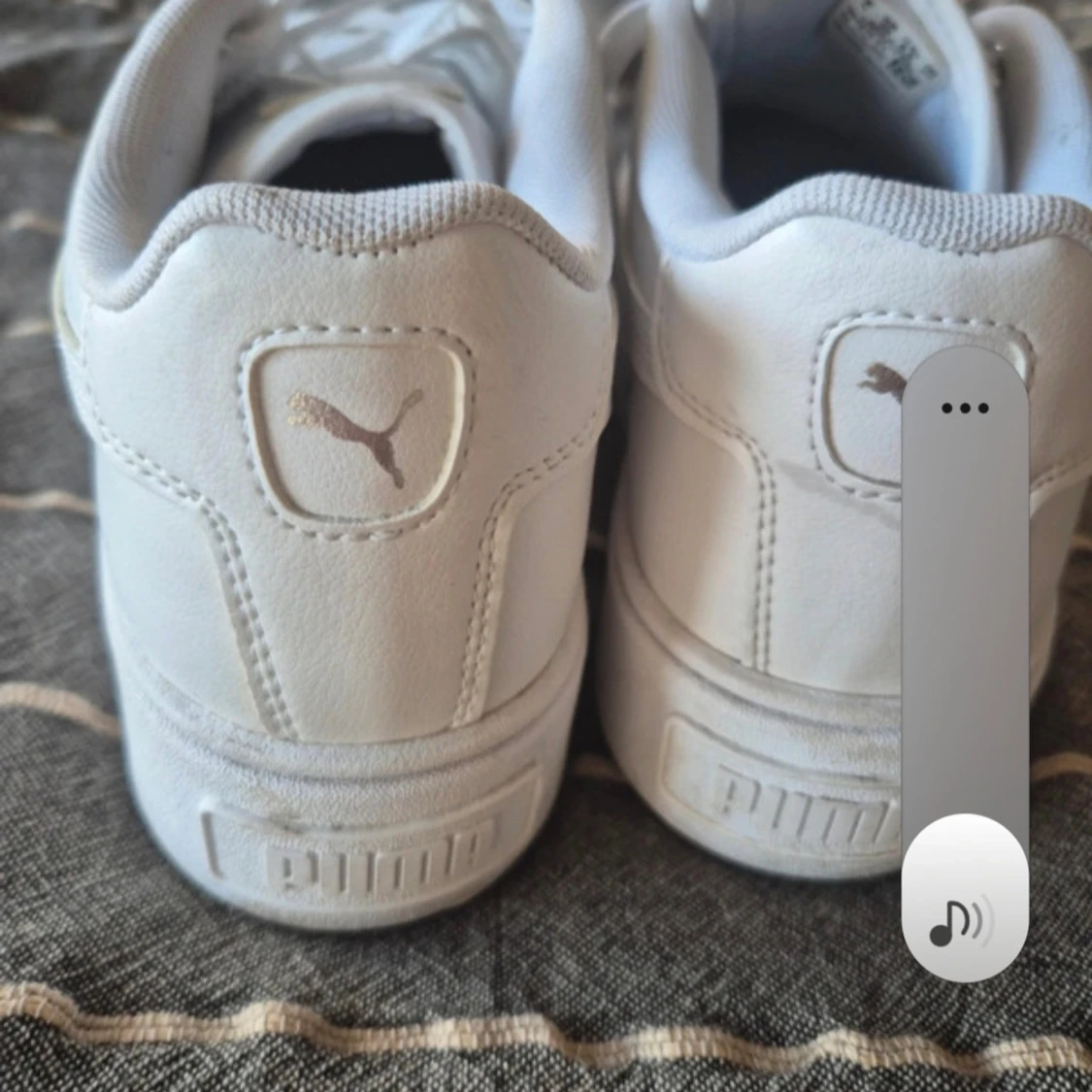 Vita sneakers från Puma med platåsula st 39 - 2