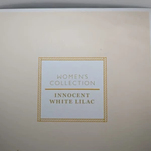 Women's Collection Innocent White Lilac - Fräsch och stilren parfym från Oriflame, Women's Collection Innocent White Lilac. Setet innehåller en Eau de Toilette (50 ml) och en perfumed hand cream. Perfekt för dig som vill ha en elegant touch i vardagen.
