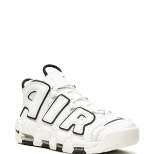 Nike Uptempo - Snygga Nike Air sneakers i vitt med svarta detaljer. Skorna har en unik design med stora bokstäver på sidan och klassisk snörning. Perfekta för en sportig look.