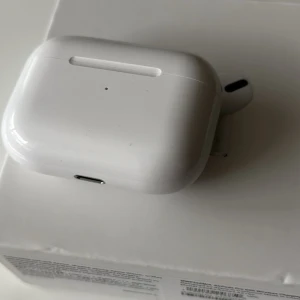 AirPods Pro - Apple AirPods Pro i mycket fint skick, komplett med originalförpackning. Trådlösa hörlurar med aktiv brusreducering och laddningsetui. Inga synliga repor eller skador, fungerar utmärkt. Perfekt för musik, samtal och träning.